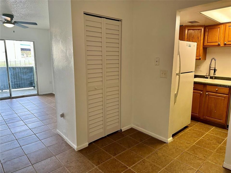 Active With Contract: $1,150 (1 beds, 1 baths, 462 Square Feet)