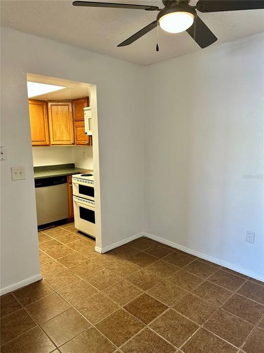 Active With Contract: $1,150 (1 beds, 1 baths, 462 Square Feet)