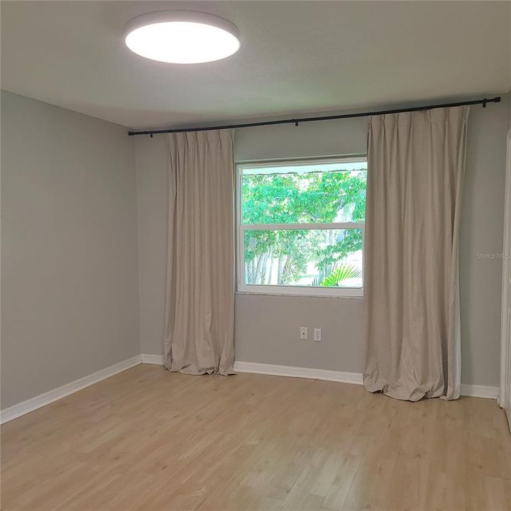 Active With Contract: $1,650 (2 beds, 1 baths, 865 Square Feet)
