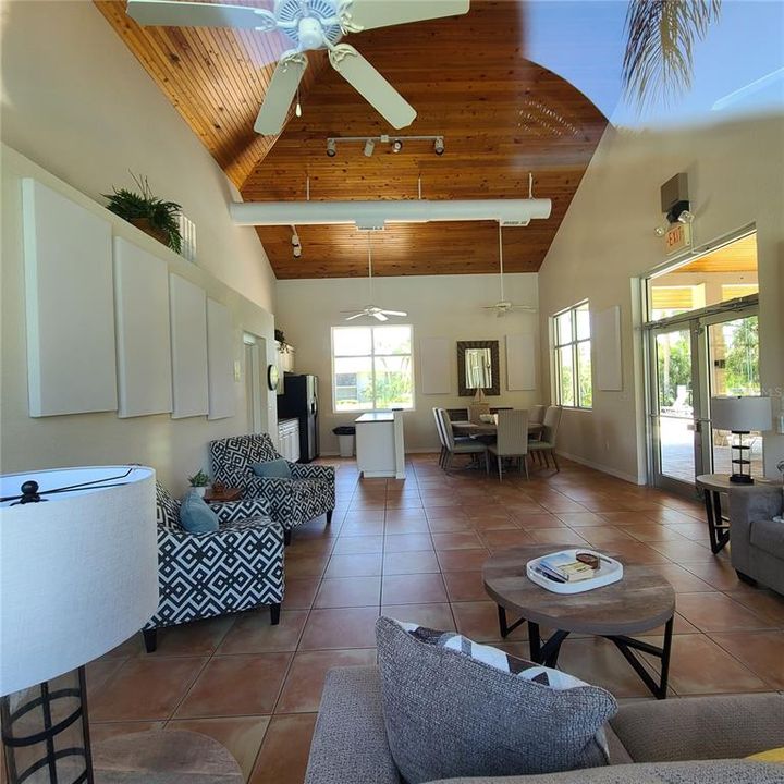 Active With Contract: $1,650 (2 beds, 1 baths, 865 Square Feet)