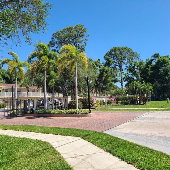 Active With Contract: $1,650 (2 beds, 1 baths, 865 Square Feet)