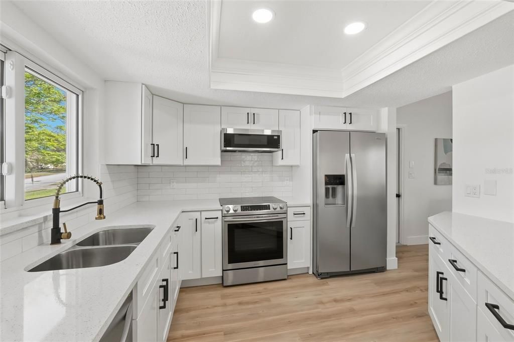 Под контрактом: $429,999 (3 спален, 2 ванн, 1219 Квадратных фут)