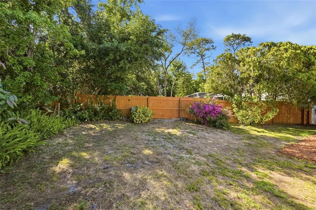 Под контрактом: $429,999 (3 спален, 2 ванн, 1219 Квадратных фут)