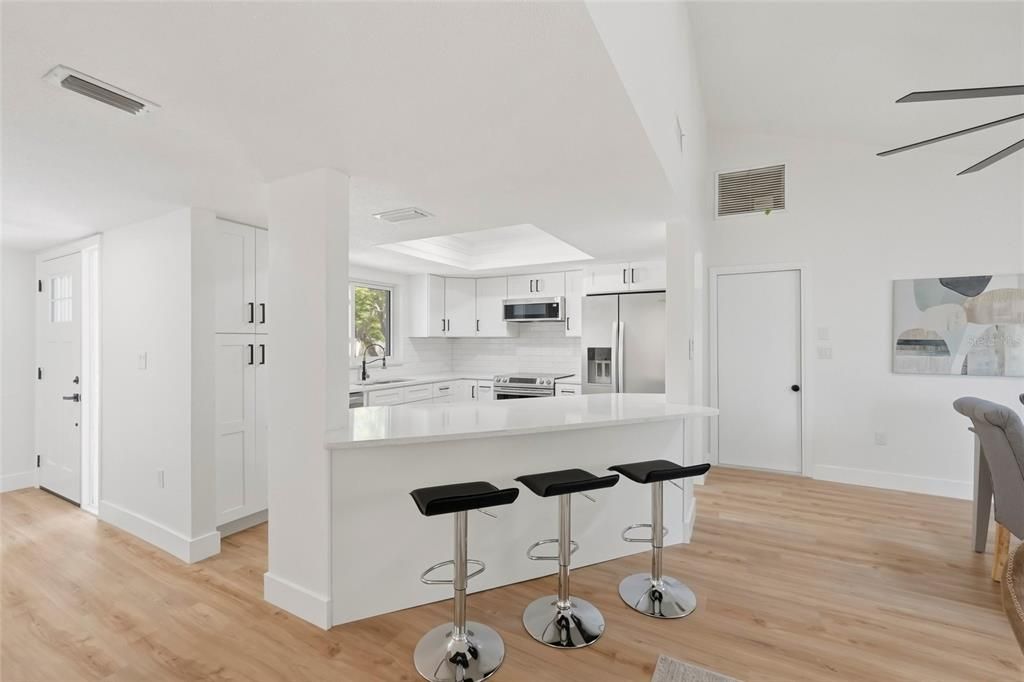 Под контрактом: $429,999 (3 спален, 2 ванн, 1219 Квадратных фут)