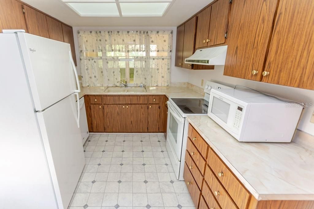 For Sale: $209,000 (2 beds, 2 baths, 1128 Square Feet)
