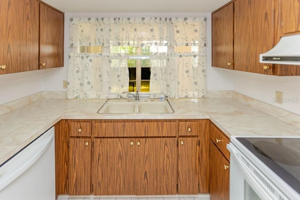 For Sale: $209,000 (2 beds, 2 baths, 1128 Square Feet)