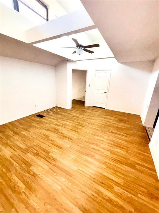 Active With Contract: $115,000 (2 beds, 2 baths, 985 Square Feet)