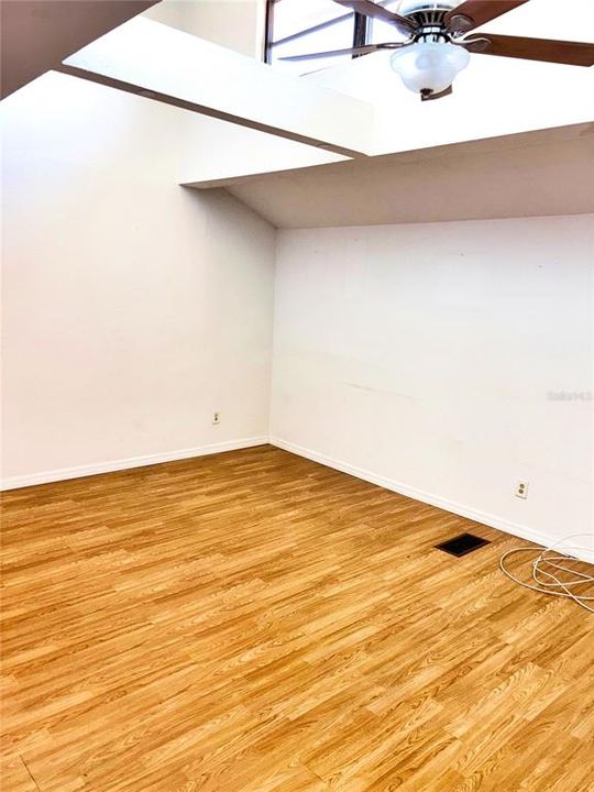Active With Contract: $115,000 (2 beds, 2 baths, 985 Square Feet)
