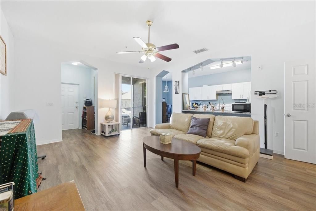 Active With Contract: $295,000 (3 beds, 3 baths, 2075 Square Feet)