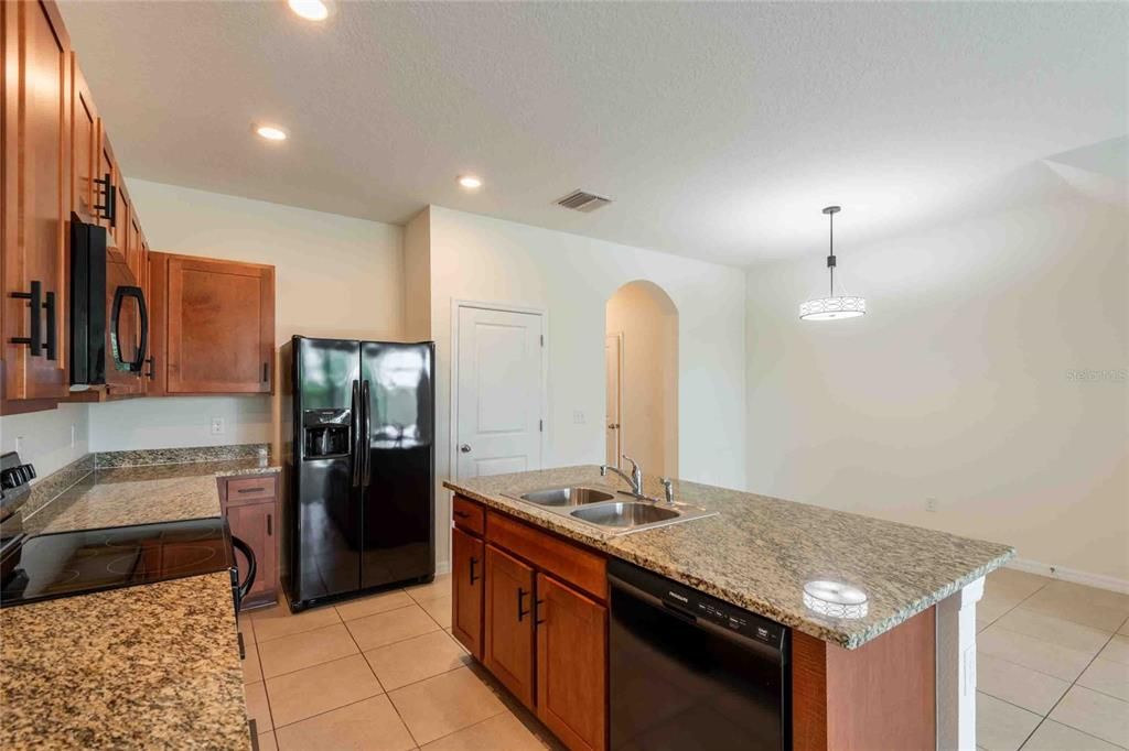 Activo con contrato: $268,900 (3 camas, 2 baños, 1673 Pies cuadrados)