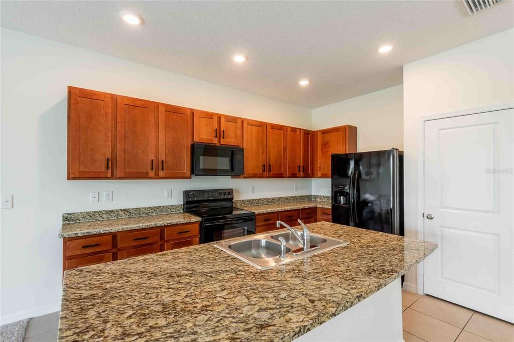 Activo con contrato: $268,900 (3 camas, 2 baños, 1673 Pies cuadrados)