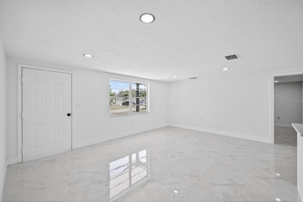 Activo con contrato: $269,999 (3 camas, 2 baños, 1176 Pies cuadrados)