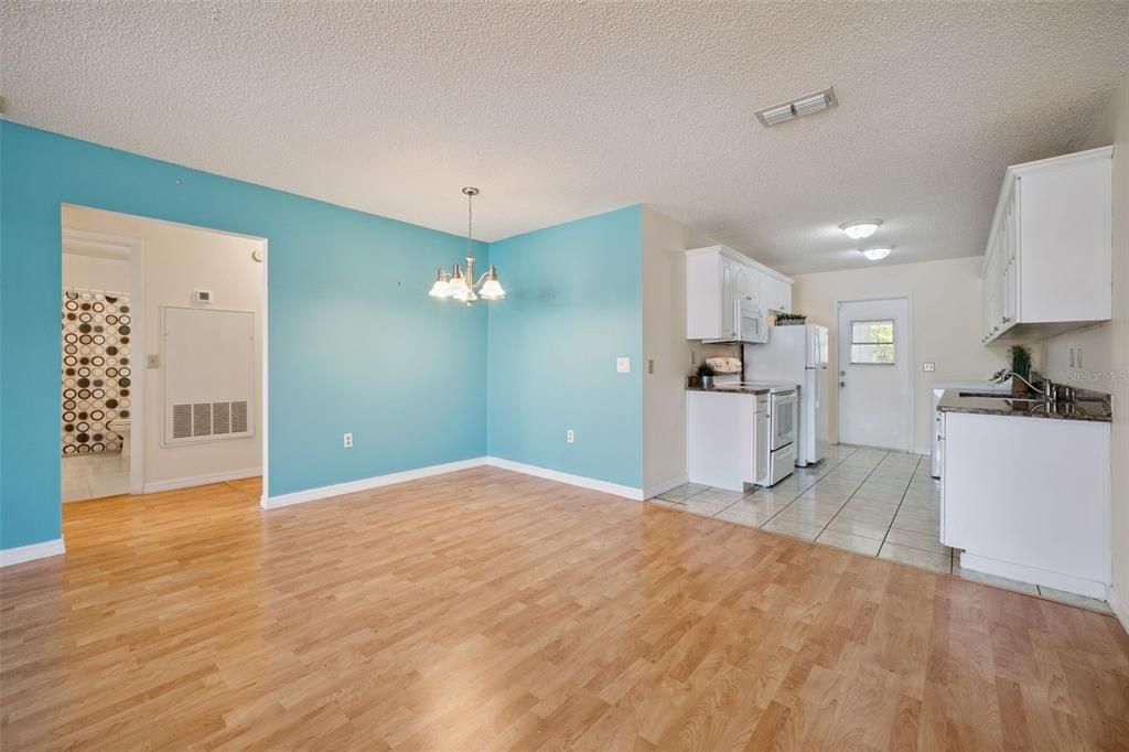 Activo con contrato: $147,500 (2 camas, 2 baños, 1073 Pies cuadrados)