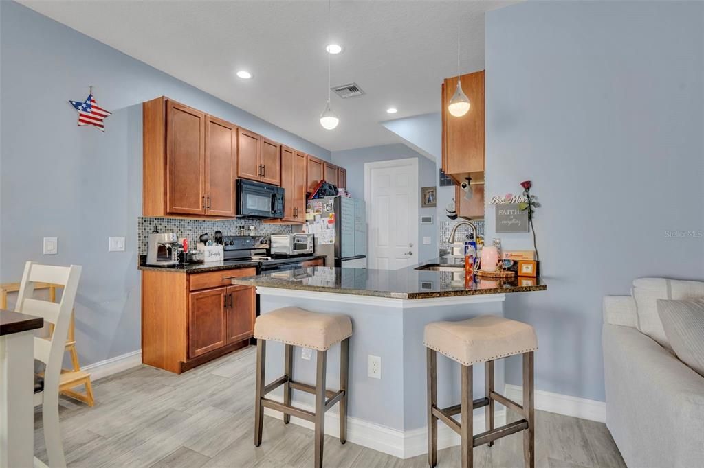 На продажу: $369,999 (4 спален, 2 ванн, 1759 Квадратных фут)