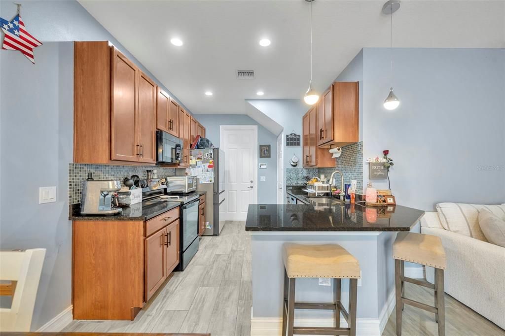 На продажу: $369,999 (4 спален, 2 ванн, 1759 Квадратных фут)