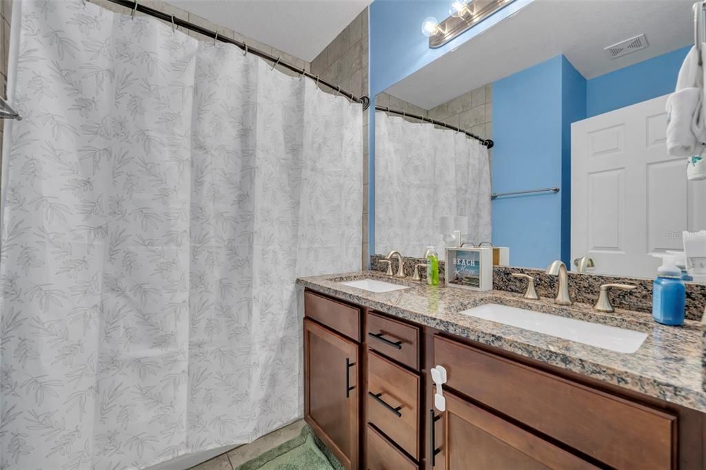 На продажу: $369,999 (4 спален, 2 ванн, 1759 Квадратных фут)