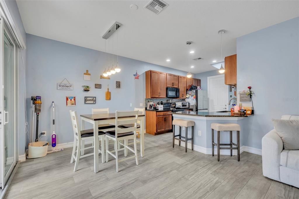 На продажу: $369,999 (4 спален, 2 ванн, 1759 Квадратных фут)