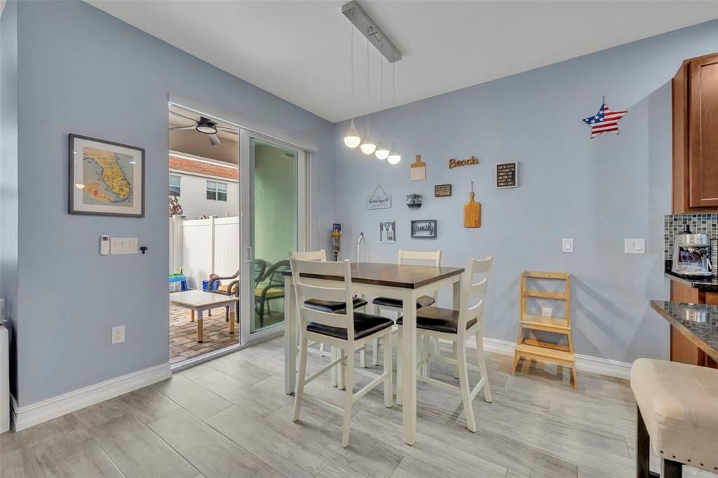 На продажу: $369,999 (4 спален, 2 ванн, 1759 Квадратных фут)