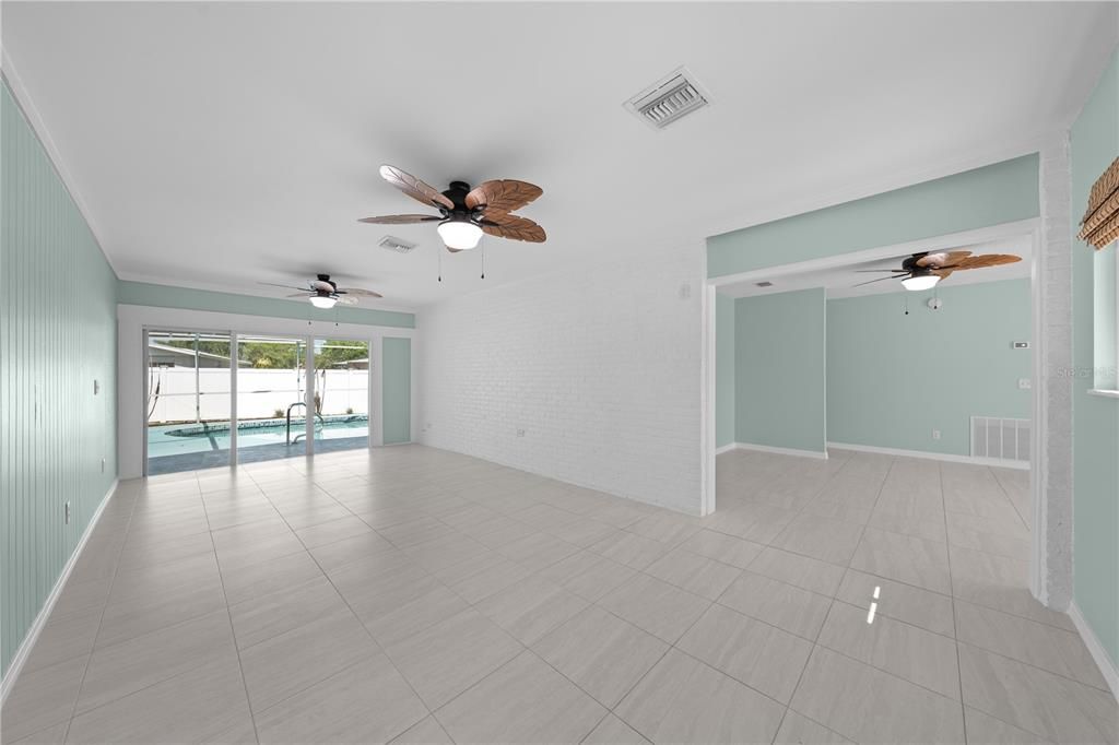 For Sale: $305,000 (2 beds, 2 baths, 1225 Square Feet)