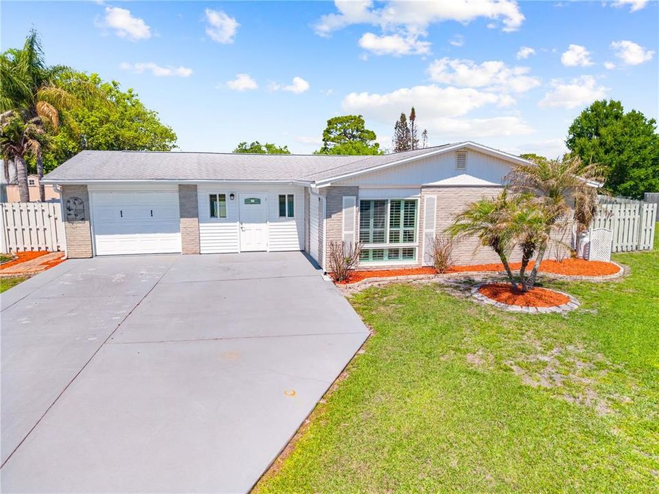 For Sale: $305,000 (2 beds, 2 baths, 1225 Square Feet)