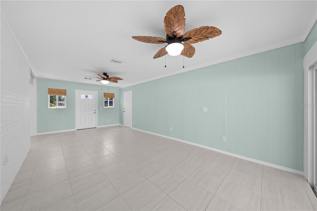 For Sale: $305,000 (2 beds, 2 baths, 1225 Square Feet)