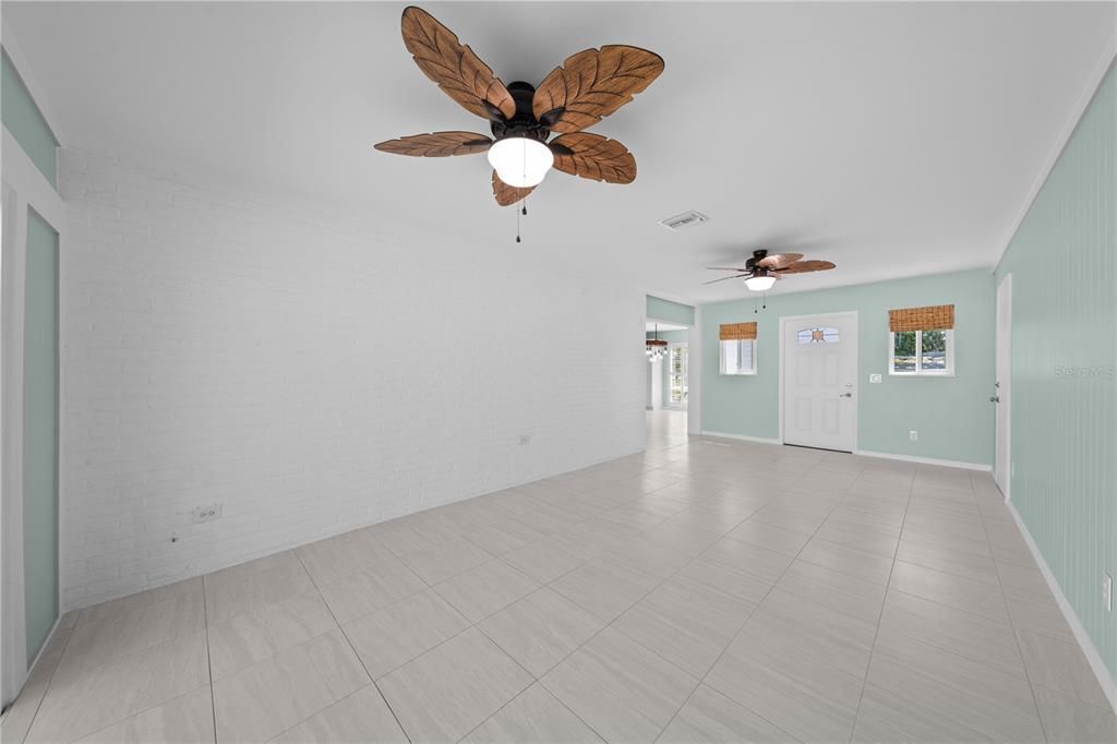 For Sale: $305,000 (2 beds, 2 baths, 1225 Square Feet)