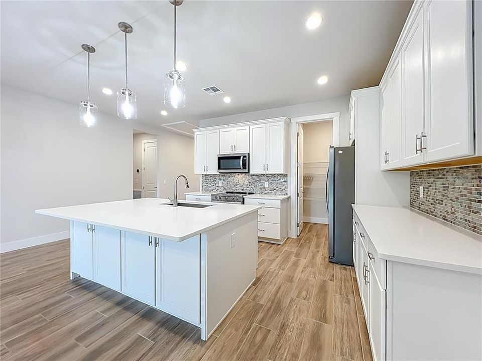 En Venta: $549,500 (4 camas, 3 baños, 2280 Pies cuadrados)