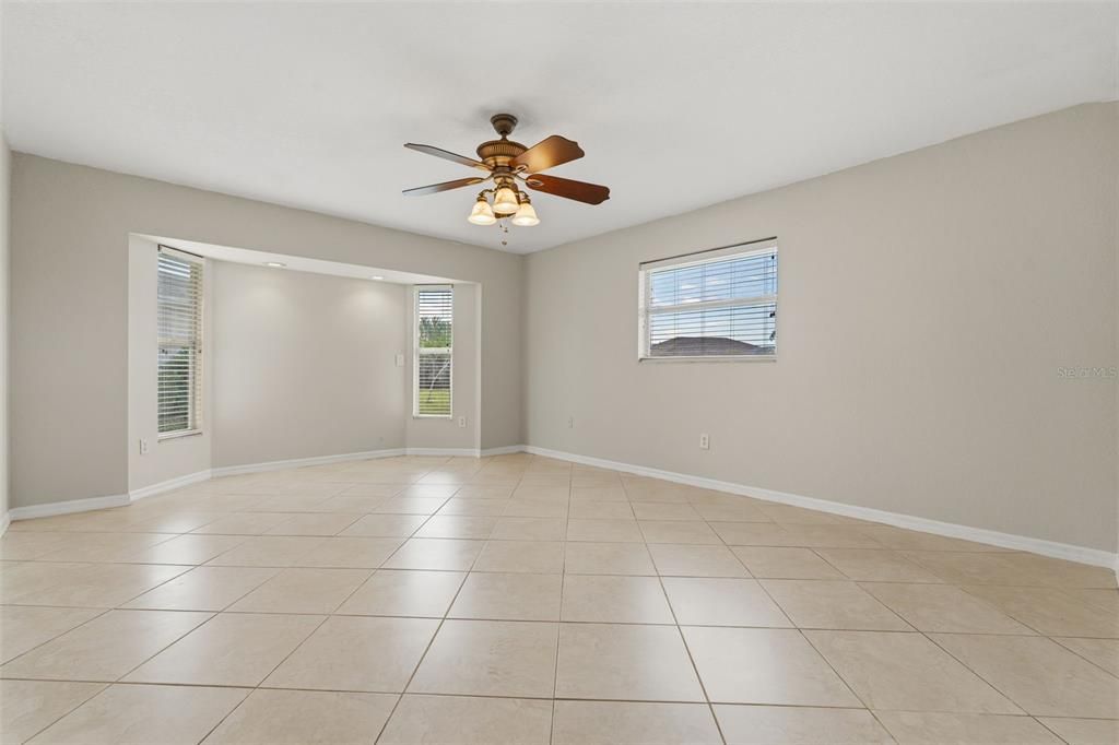 Activo con contrato: $329,000 (3 camas, 2 baños, 2223 Pies cuadrados)