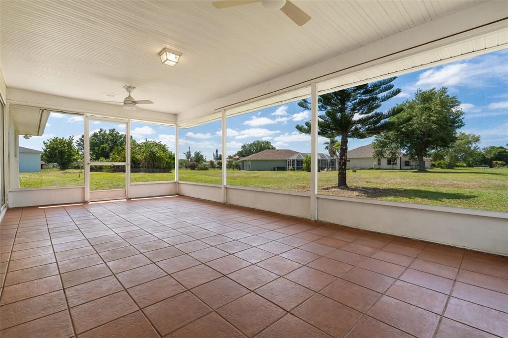 Activo con contrato: $329,000 (3 camas, 2 baños, 2223 Pies cuadrados)