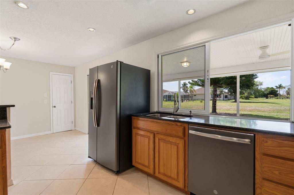 Activo con contrato: $329,000 (3 camas, 2 baños, 2223 Pies cuadrados)