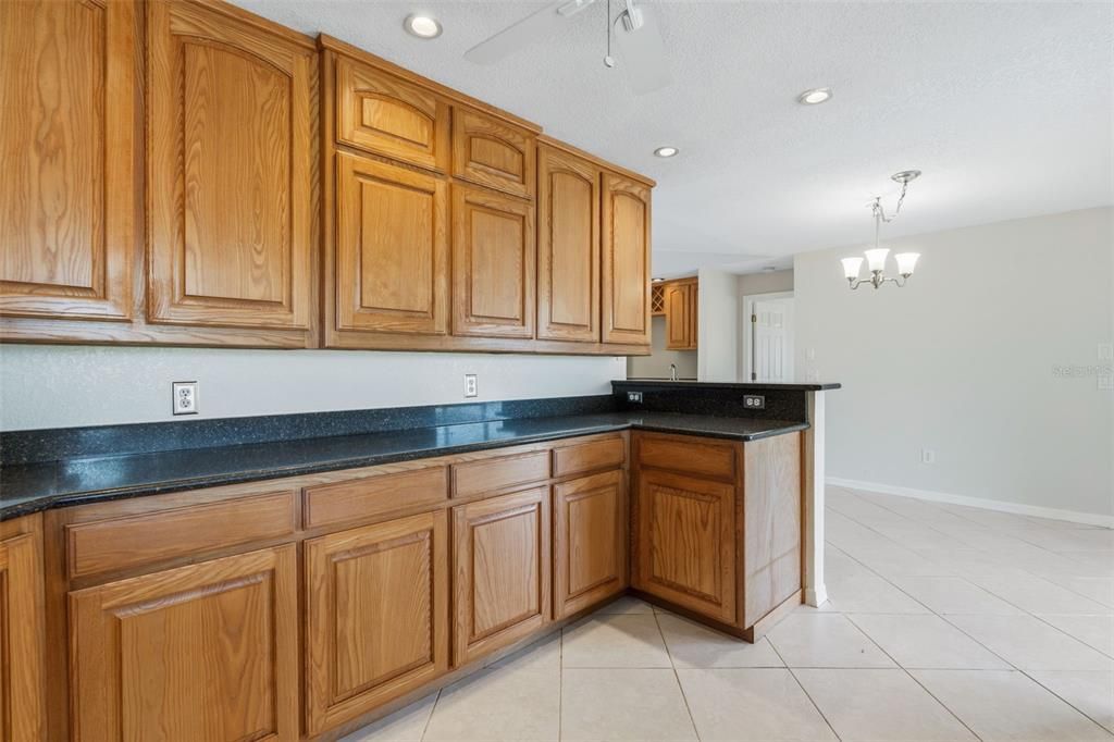 Activo con contrato: $329,000 (3 camas, 2 baños, 2223 Pies cuadrados)