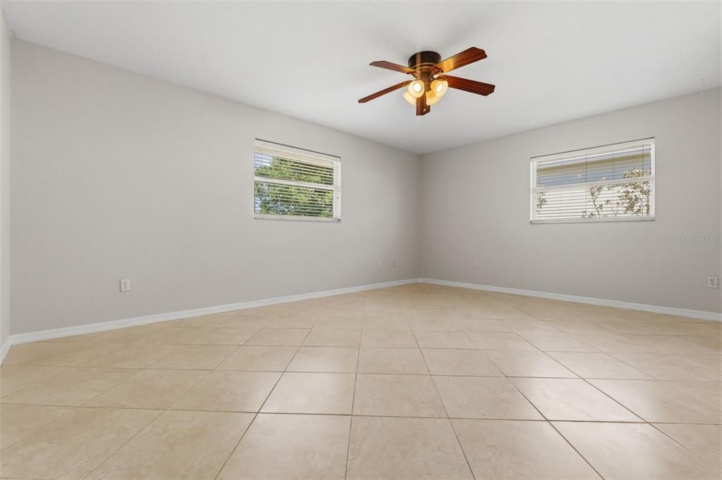 Activo con contrato: $329,000 (3 camas, 2 baños, 2223 Pies cuadrados)