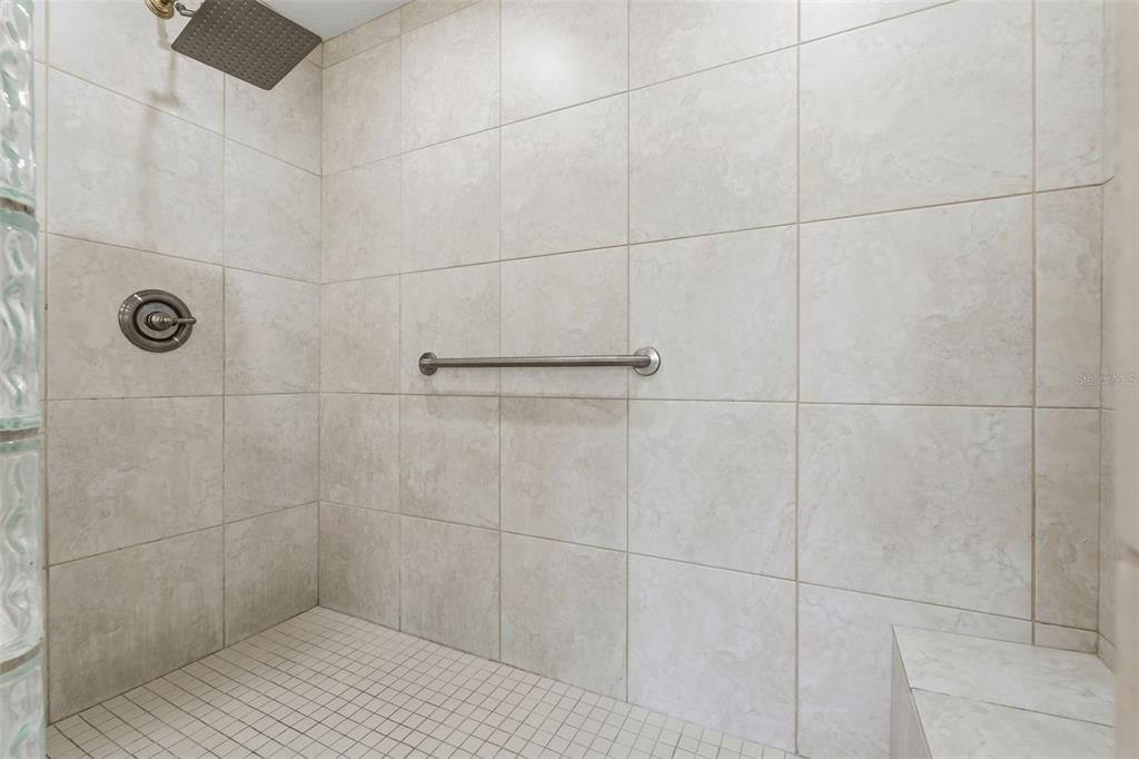 Activo con contrato: $329,000 (3 camas, 2 baños, 2223 Pies cuadrados)
