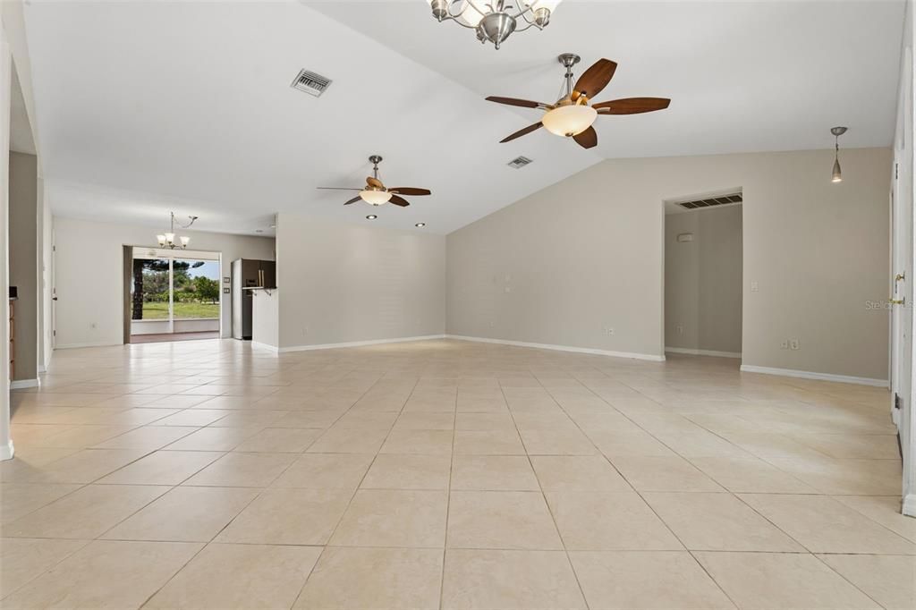 Activo con contrato: $329,000 (3 camas, 2 baños, 2223 Pies cuadrados)