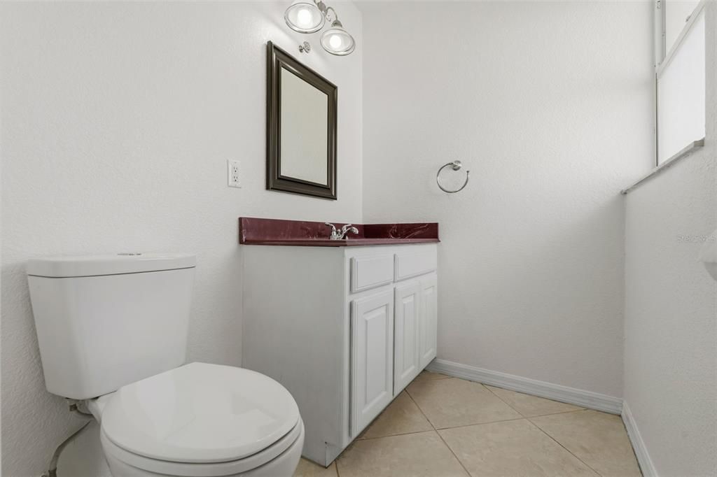 Activo con contrato: $329,000 (3 camas, 2 baños, 2223 Pies cuadrados)
