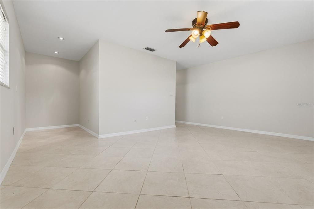 Activo con contrato: $329,000 (3 camas, 2 baños, 2223 Pies cuadrados)