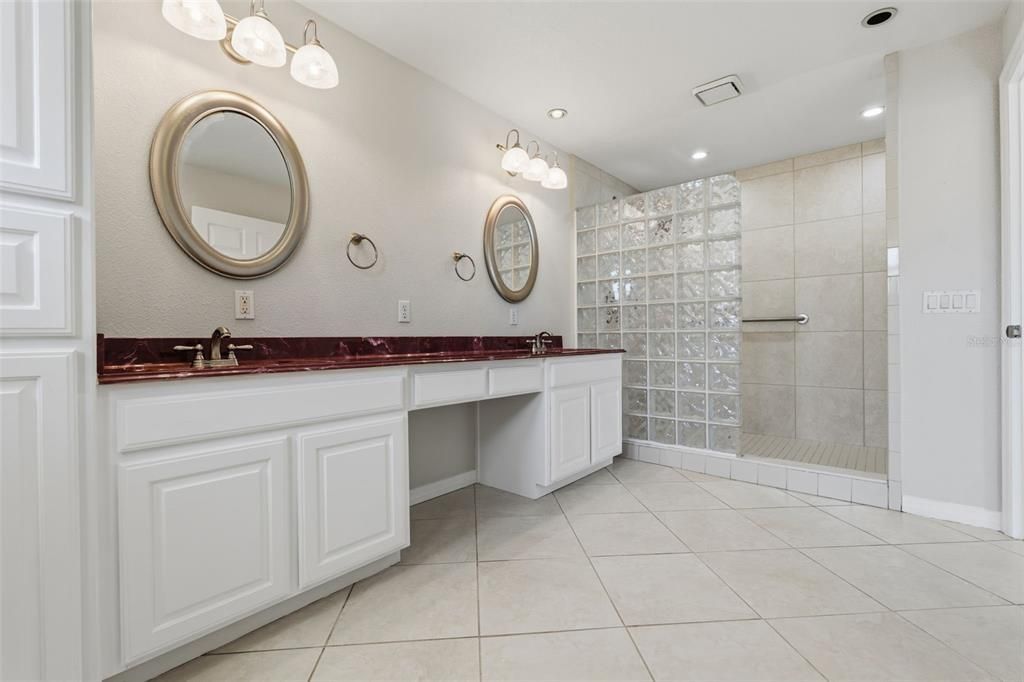 Activo con contrato: $329,000 (3 camas, 2 baños, 2223 Pies cuadrados)