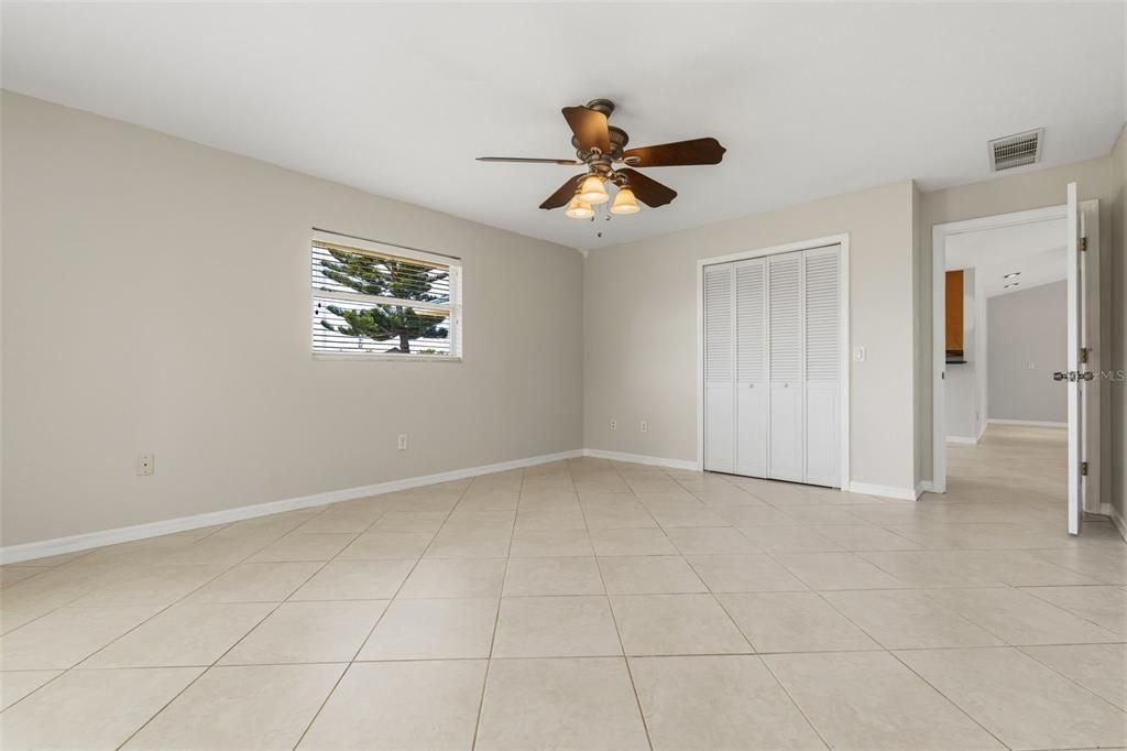 Activo con contrato: $329,000 (3 camas, 2 baños, 2223 Pies cuadrados)