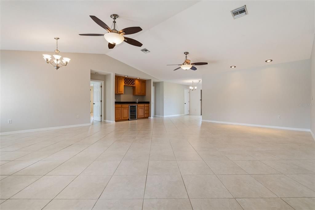Activo con contrato: $329,000 (3 camas, 2 baños, 2223 Pies cuadrados)