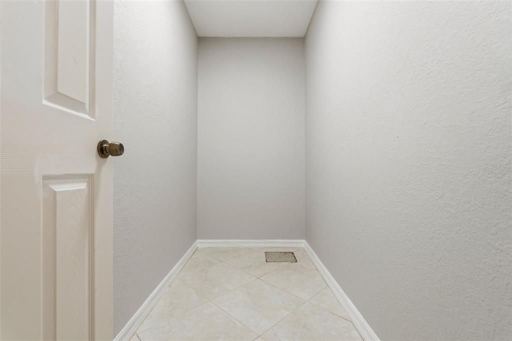Activo con contrato: $329,000 (3 camas, 2 baños, 2223 Pies cuadrados)