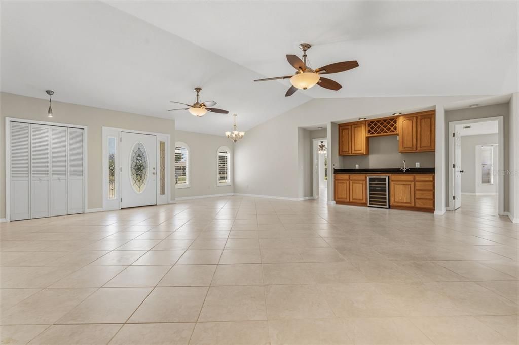 Activo con contrato: $329,000 (3 camas, 2 baños, 2223 Pies cuadrados)