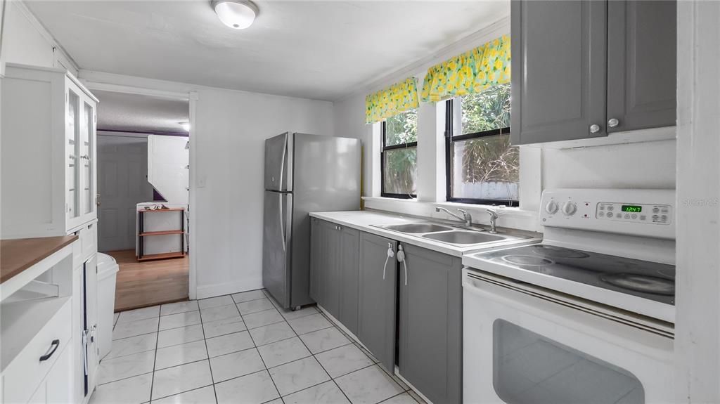 For Sale: $177,000 (3 beds, 2 baths, 888 Square Feet)