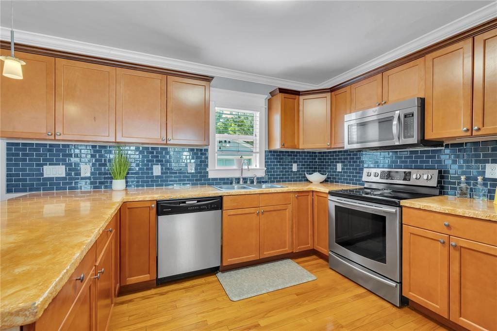 Active With Contract: $520,000 (3 beds, 2 baths, 1268 Square Feet)