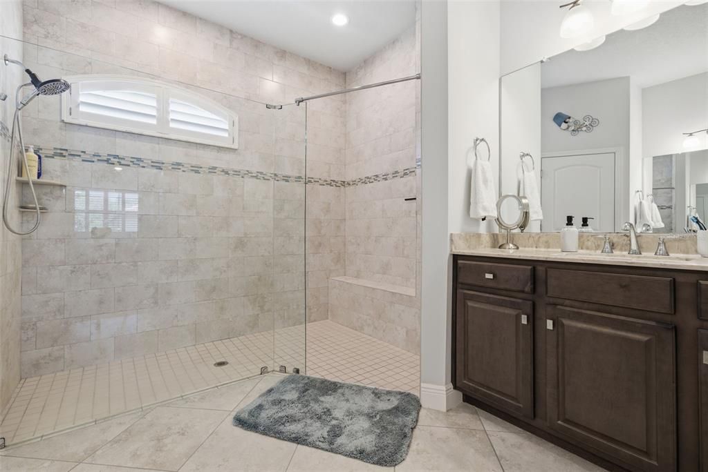 合同活跃: $624,900 (4 贝兹, 3 浴室, 2417 平方英尺)
