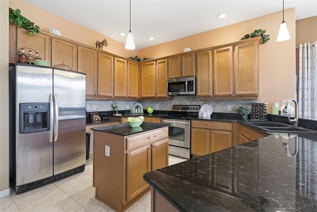 Activo con contrato: $559,900 (4 camas, 3 baños, 2466 Pies cuadrados)