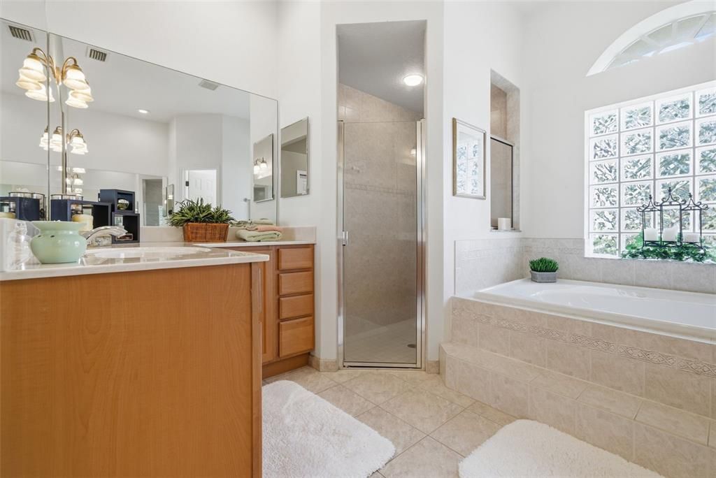 Activo con contrato: $559,900 (4 camas, 3 baños, 2466 Pies cuadrados)
