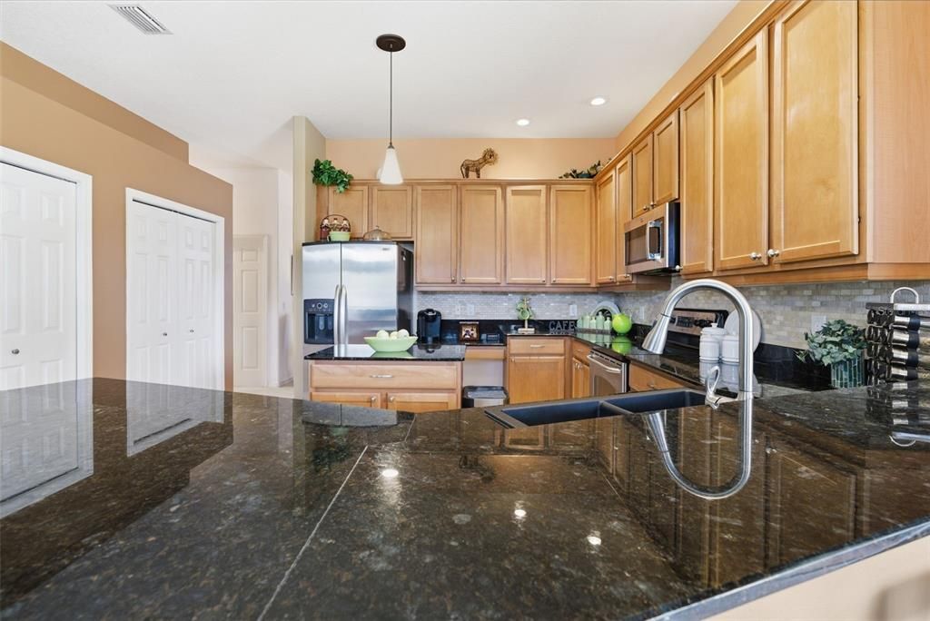 Activo con contrato: $559,900 (4 camas, 3 baños, 2466 Pies cuadrados)