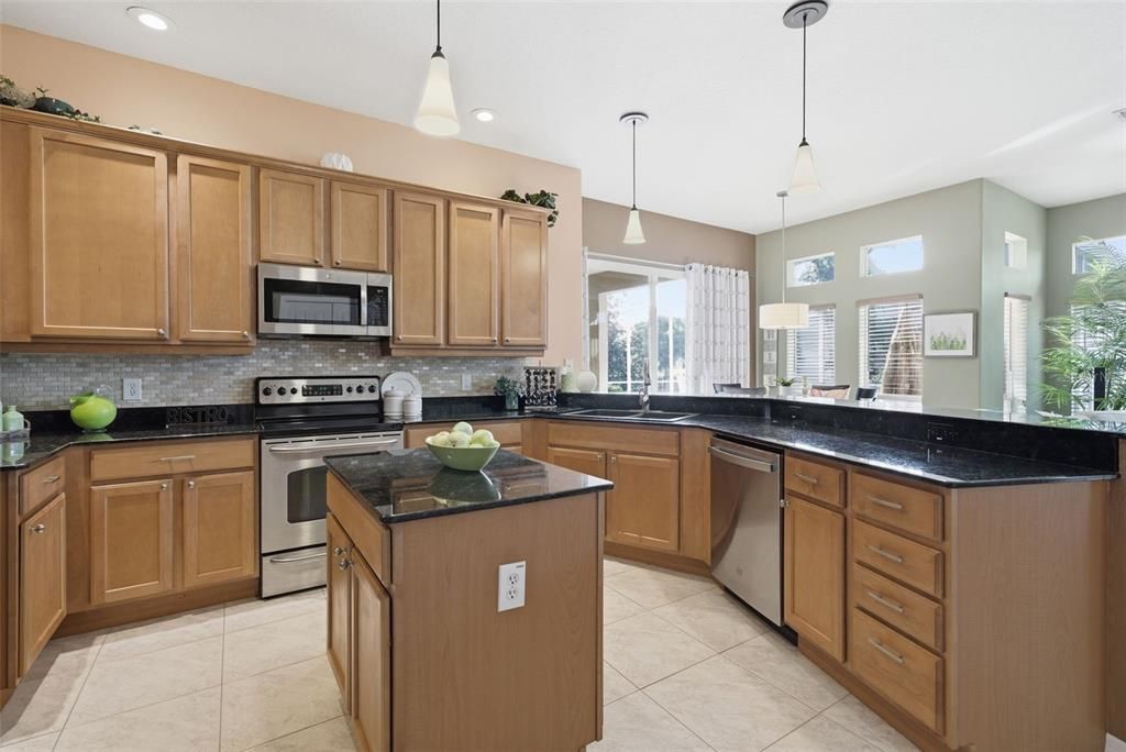 Activo con contrato: $559,900 (4 camas, 3 baños, 2466 Pies cuadrados)