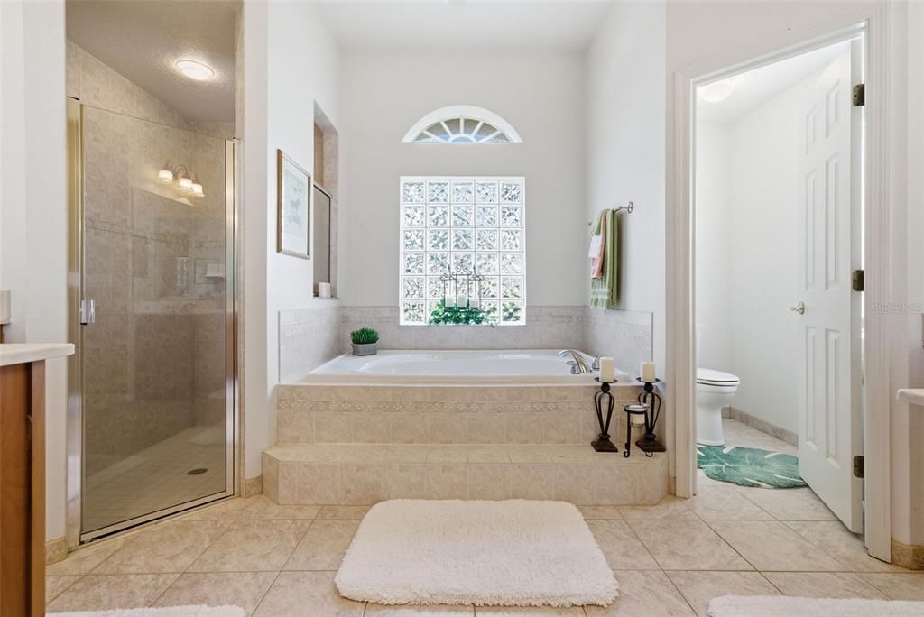 Activo con contrato: $559,900 (4 camas, 3 baños, 2466 Pies cuadrados)