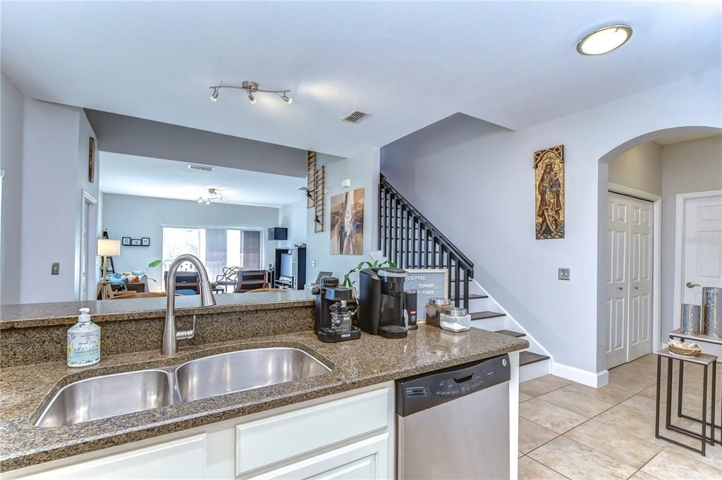 Activo con contrato: $325,000 (3 camas, 2 baños, 1637 Pies cuadrados)
